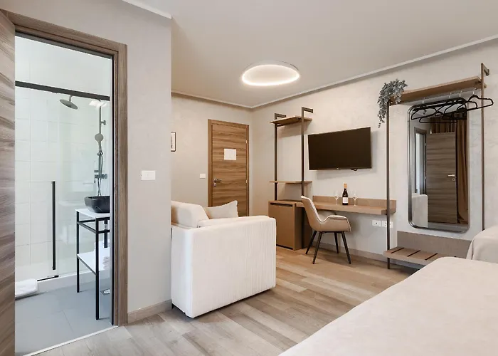 Center - Breakfast Included B&B