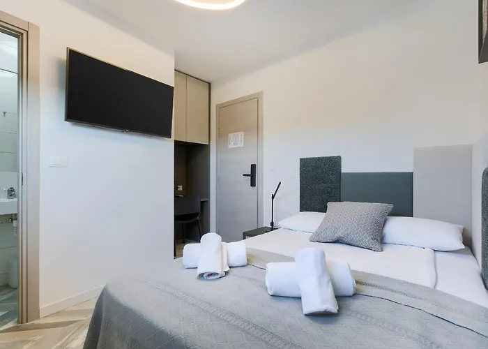 Center - Breakfast Included B&B 풀라