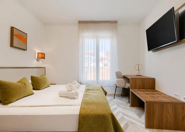 Center - Breakfast Included 4* 풀라