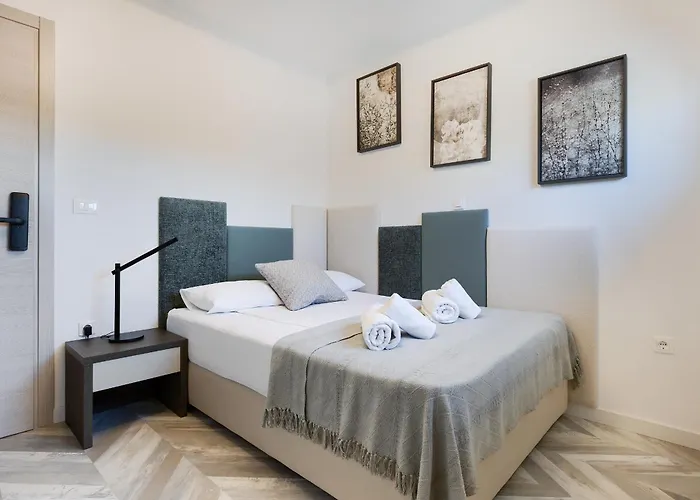 Center - Breakfast Included 4* 풀라