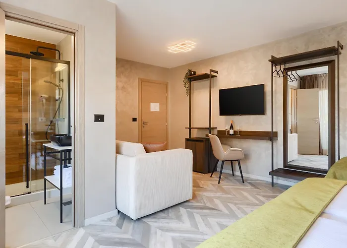 Center - Breakfast Included B&B