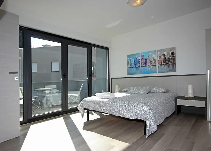 Center - Breakfast Included 풀라