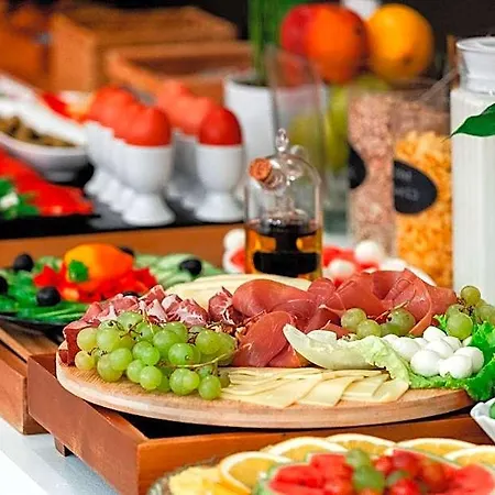 Center - Breakfast Included Alojamento de Acomodação e Pequeno-almoço 4*