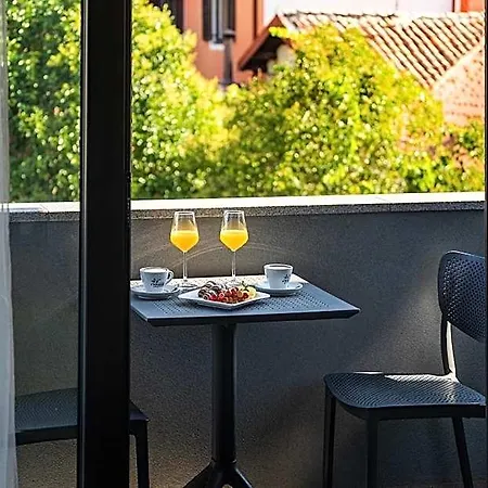 Center - Breakfast Included Nocleg ze śniadaniem 4*
