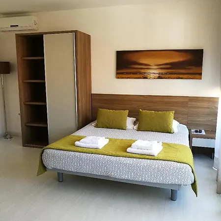 לינה וארוחת בוקר Center With Free Parking 4*