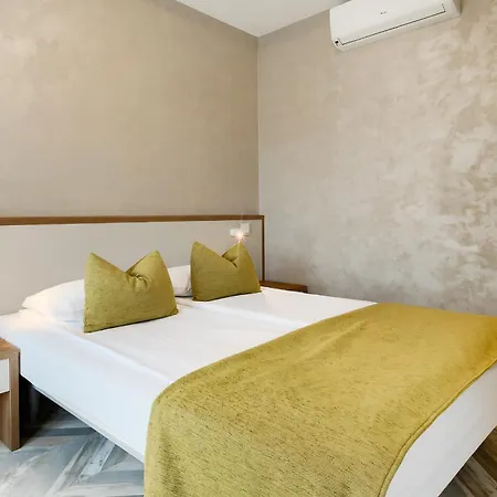 Nocleg ze śniadaniem Center - Breakfast Included 4*